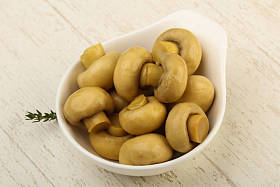 卤的香菇放在碗