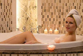 兴在浴缸里的女人