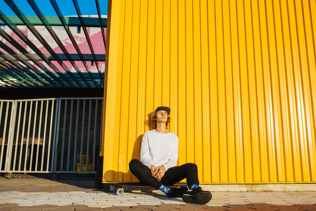 时髦小男孩坐在退潮 时髦小男孩坐在退潮