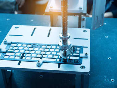 自動(dòng)機(jī)器人在裝配生產(chǎn)線在工廠工作。智能事實(shí)上