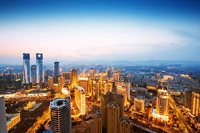 大的亚洲城市，泰国曼谷在夜间当摩天高楼被照亮的景色