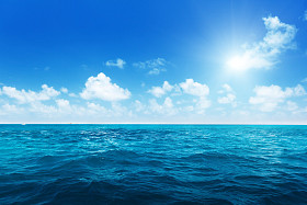 完美的天空和印度洋的海水