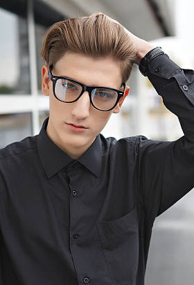 年轻英俊的男人图片