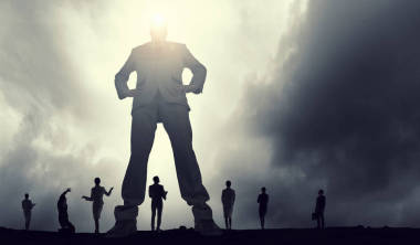 他是大老板，擁有權(quán)力。混合媒體