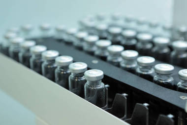 注射用無(wú)菌膠囊。瓶上該制藥廠的灌裝生產(chǎn)線。機(jī)后檢查無(wú)菌液體。干擾素 nasoferon