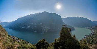 湖北夷陵長(zhǎng)江三峽光影峽谷，在那個(gè)小館