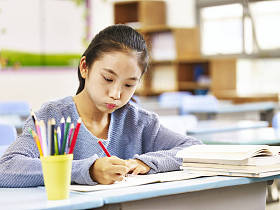 亚洲的小学女生，在教室里做作