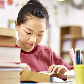 亚洲小学学生在教室里看书
