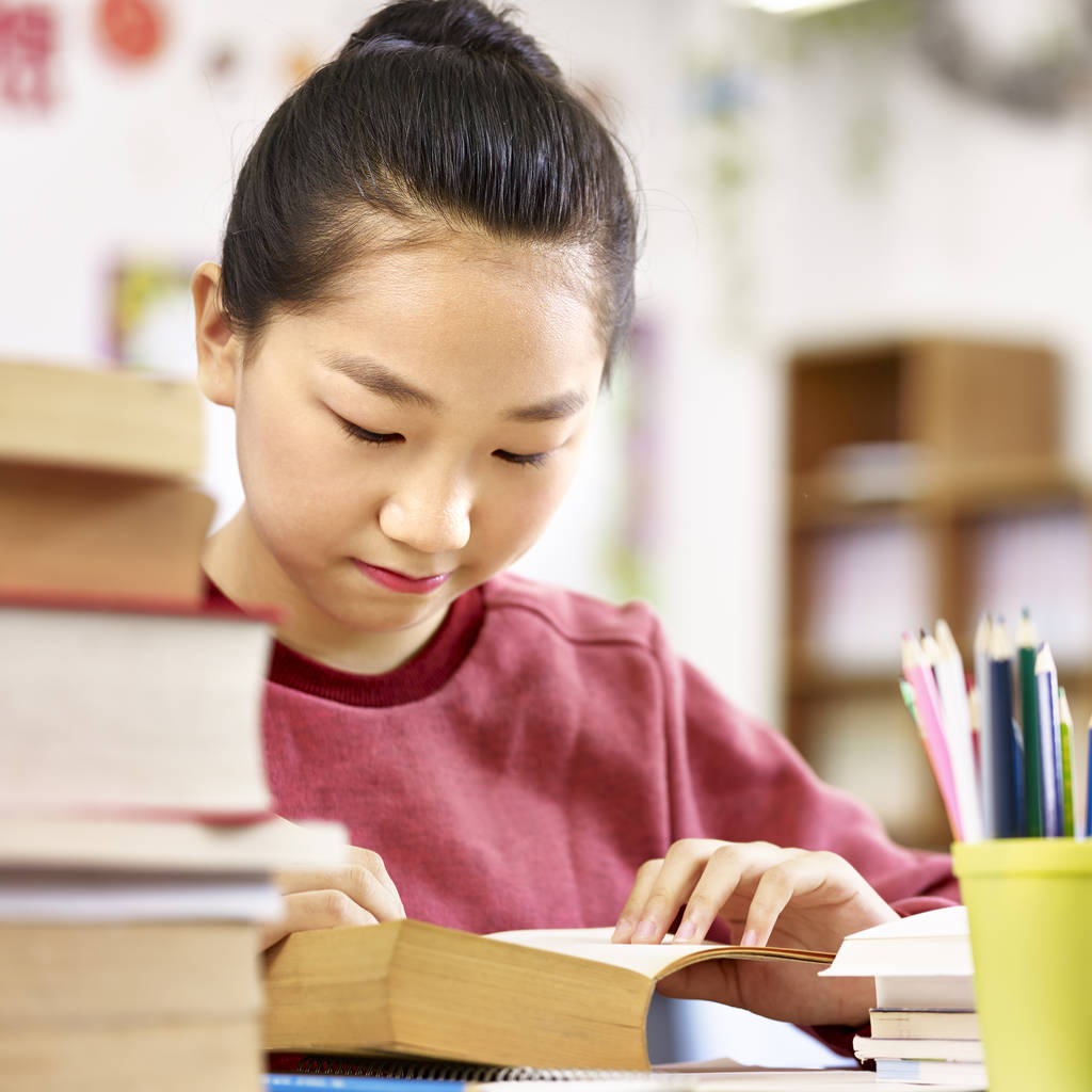亚洲小学学生在教室里看书