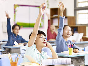 亚洲小学学生上课举手图片