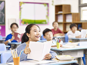 亚洲小学女孩在类中微笑图片