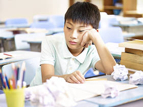 沮丧的亚洲学校男孩图片