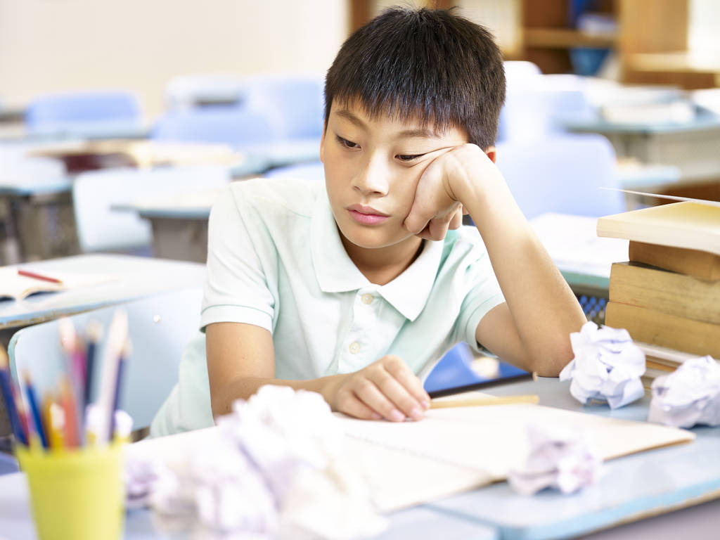 沮丧的亚洲学校男孩图片