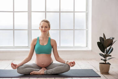 冥想的美丽年轻孕妇