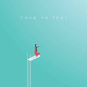 商业女人超级英雄站在梯子上或高游泳池旁跳。在商业生涯中女人权力象