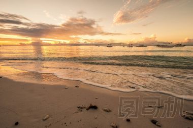 在日落的熱帶海灘