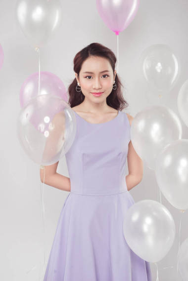 粉色氣球的女人圖片