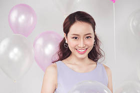 粉色气球的女人