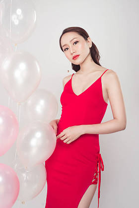 在手中的气球的女人图片