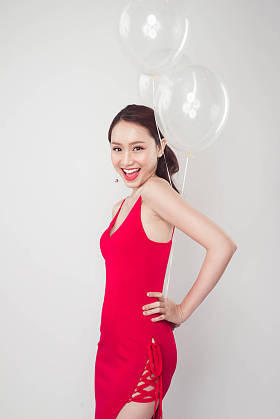 女人与气球在手图片