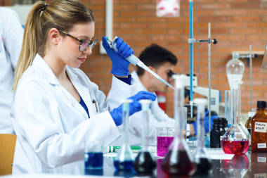 年輕的科學家們開展實驗室實