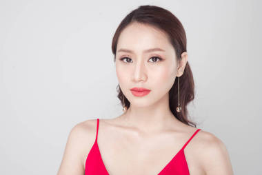 穿紅衣服的女人