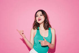 在粉红色的背景上跳舞的女孩