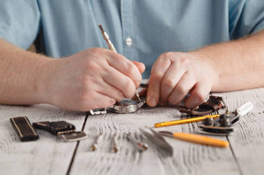 男性持有不銹鋼手表和手動更改表帶