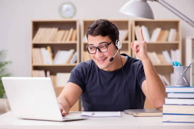 年輕自由職業(yè)者，工作在計(jì)算機(jī)上工作