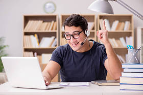 年轻自由职业者，工作在计算机上工作