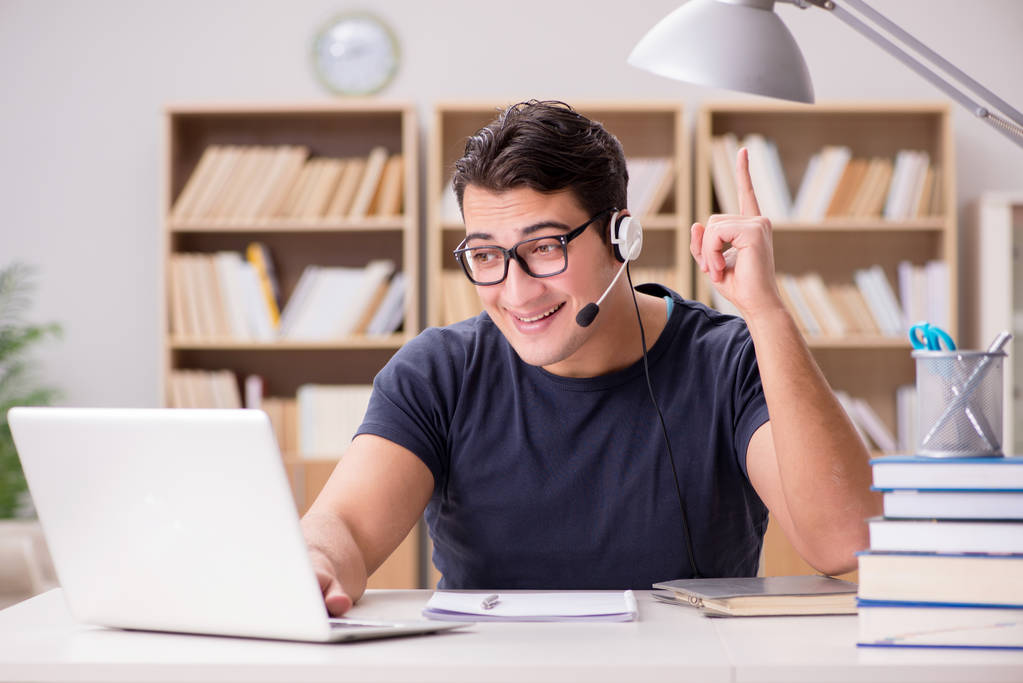 年轻自由职业者,工作在计算机上工作 年轻自由职业者,工作在计算机上工作