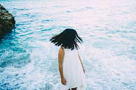 美丽的年轻女子