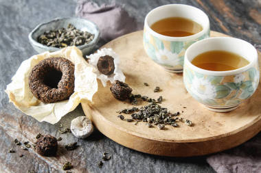 瓷器中國杯，鋼茶匙。黑色，綠色，普洱茶，學(xué)校