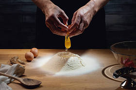 男手揉面团图片