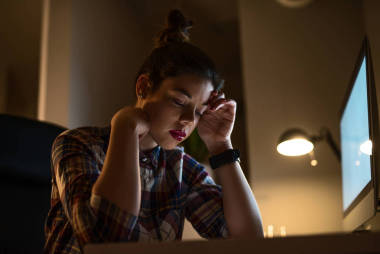 要额外地完成她的工作