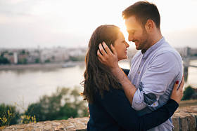 情侣亲吻日落期间