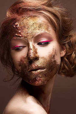 年輕女孩與創(chuàng)意化妝和她臉上的紋理。覆盆子箭頭與金黃色素的美麗模型