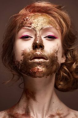 年輕女孩與創(chuàng)意化妝和她臉上的紋理。覆盆子箭頭與金黃色素的美麗模型