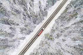 冬季森林中道路的空中景