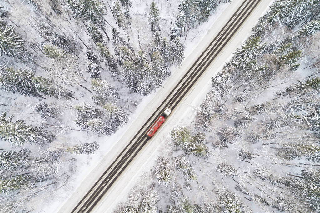 冬季森林中道路的空中景