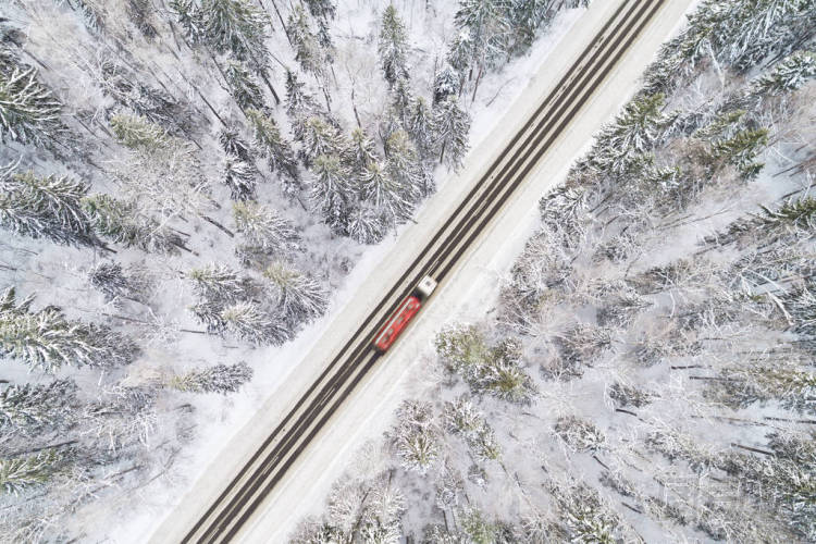 冬季森林中道路的空中景