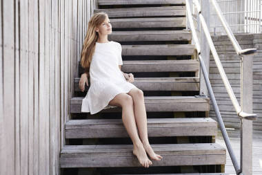 赤脚美丽的女人图片