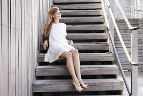 赤脚美丽的女人图片