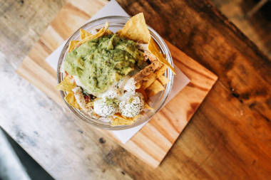 桌上的新鮮健康菜圖片