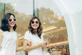 两个女孩与购物袋图片