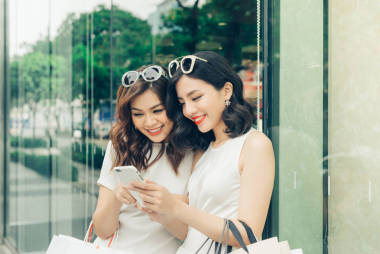 兩個女孩與購物袋照片