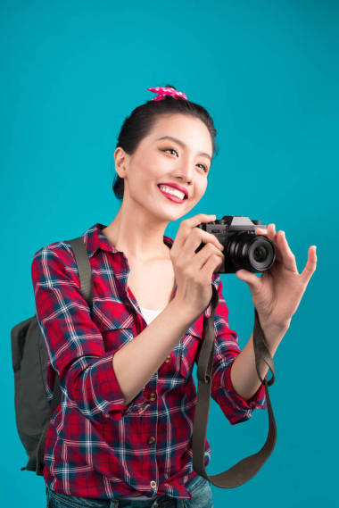 女人旅行拍照