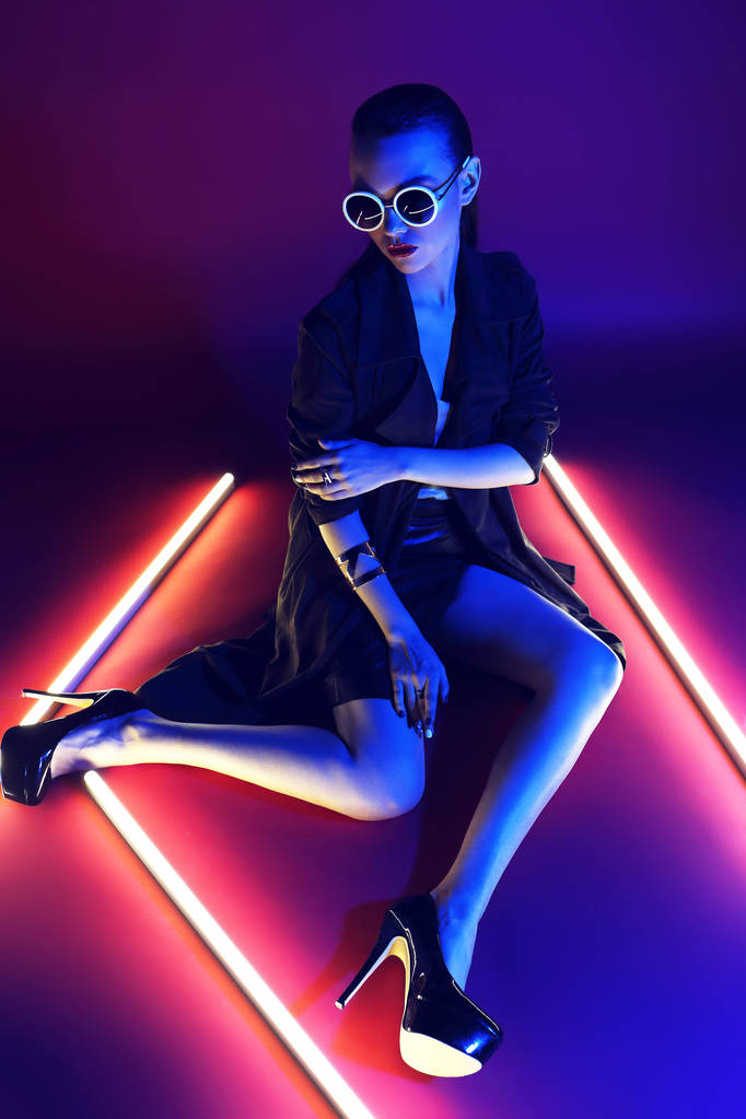太阳镜的时尚女人图片