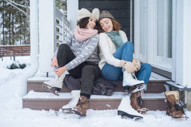 朋友把溜冰鞋坐在露臺(tái)上圖片