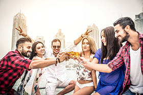 庆祝在游艇上的人